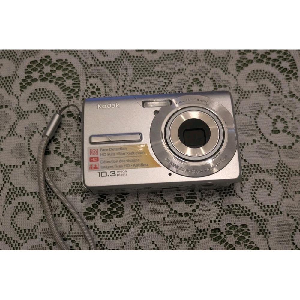 Kodak EasyShare M1063 10.3MP Digital Camera - Red - PARTS ONLY!!! Wont Turn On